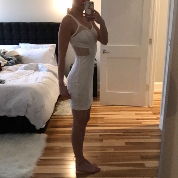 Elegant but sexy white mini dress! - Picture 4 of 4